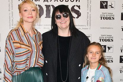 Кристина Орбакайте и Юлия Барановская поздравили Аллу Духову с пятилетием театра TODES 