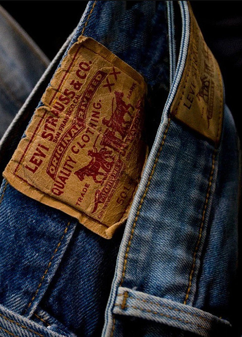Штраусс и Дэвис изначально делали джинсы из двух видов ткани: из коричневого брезента и синего денима. Однако в 1890 году Levi’s создала знаменитую модель 501, которая сделала популярными...