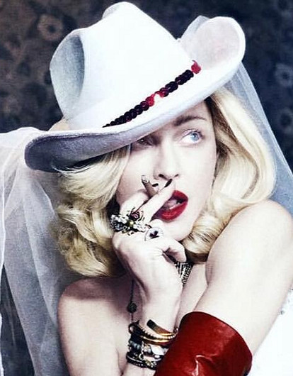 Мадонна зажгла в платьях Ульяны Сергеенко в своем новом видео