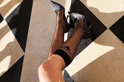 Звезда стритстайла: как самые модные девушки носят капроновые гольфы Prada