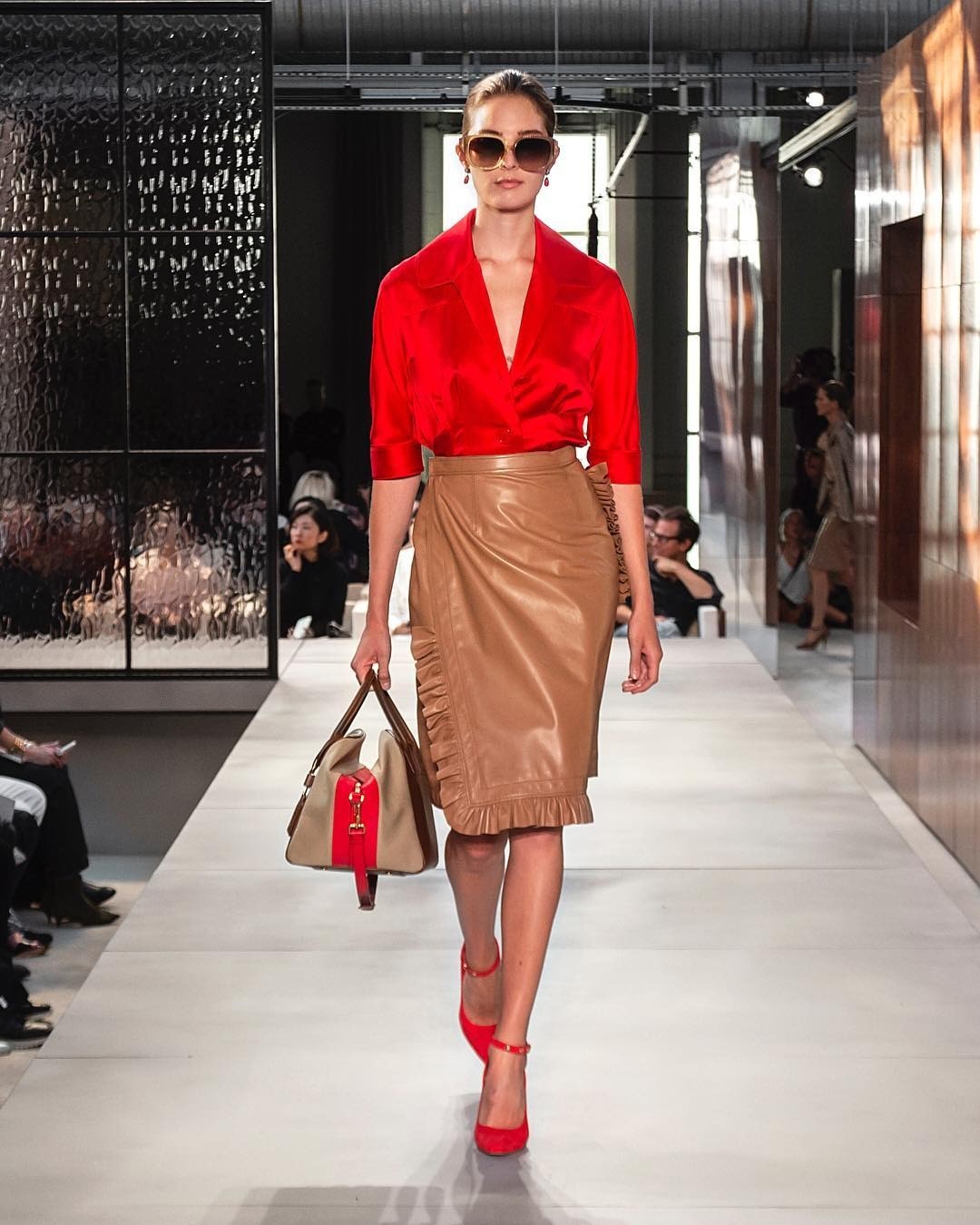 Например, Marc Jacobs представили образ с юбкой из перламутровой розовой кожи и базовым джемпером пудрового оттенка, а ярким акцентом стал ремень цвета фуксии. У Burberry мы видели нескол...