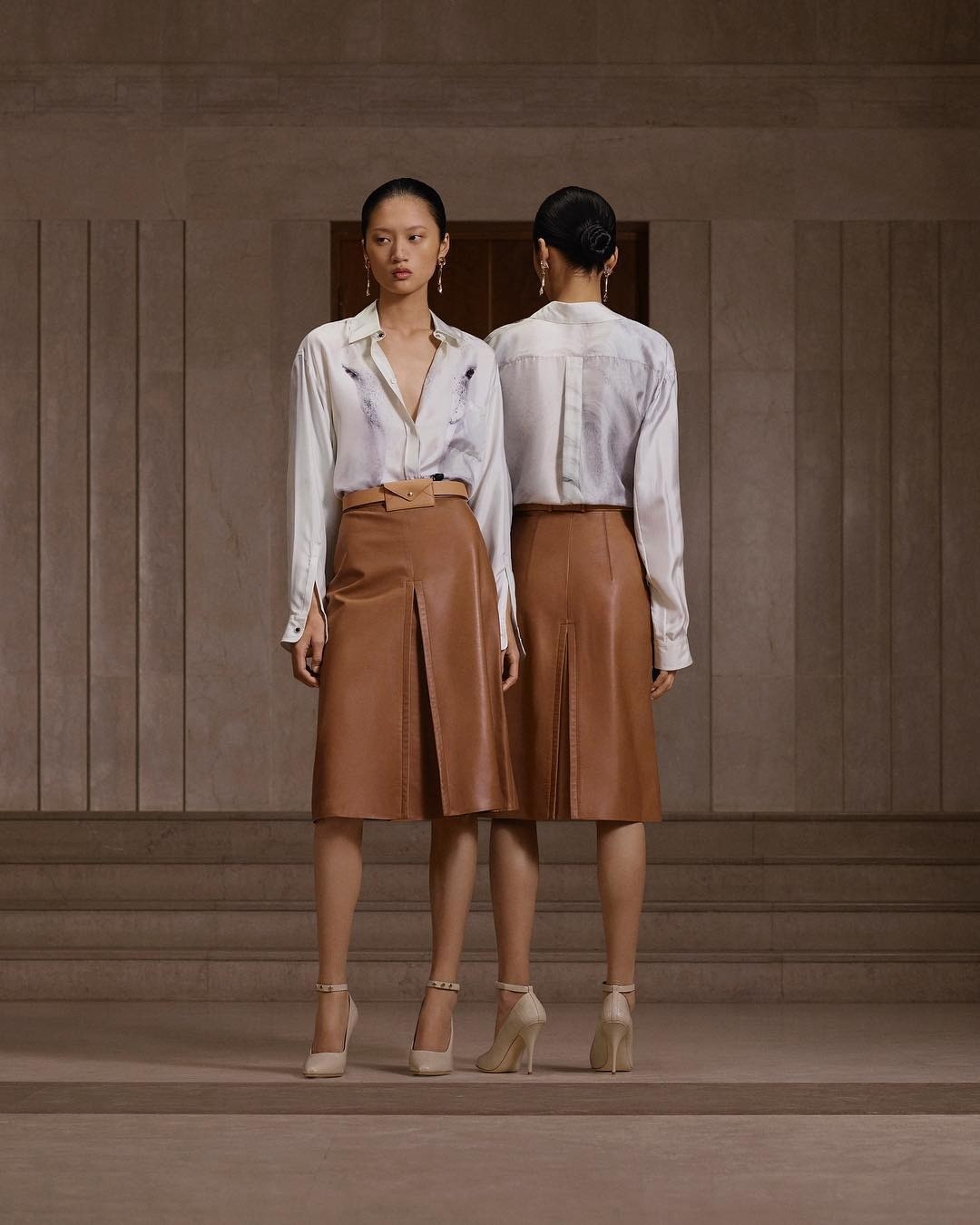 Кожаная юбка: 4 варианта и с чем их носить