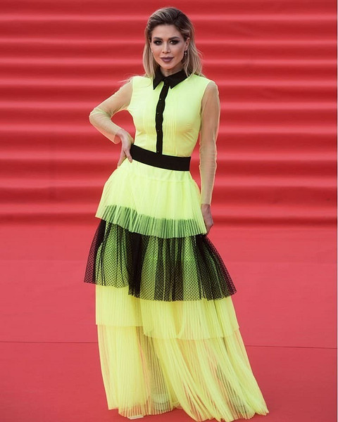 Российский дизайнер Белла Потемкина появилась на кинофестивале в платье собственного бренда. Неоновый цвет сделал свое дело, и дизайнера можно было сразу узнать в толпе черных платьев.