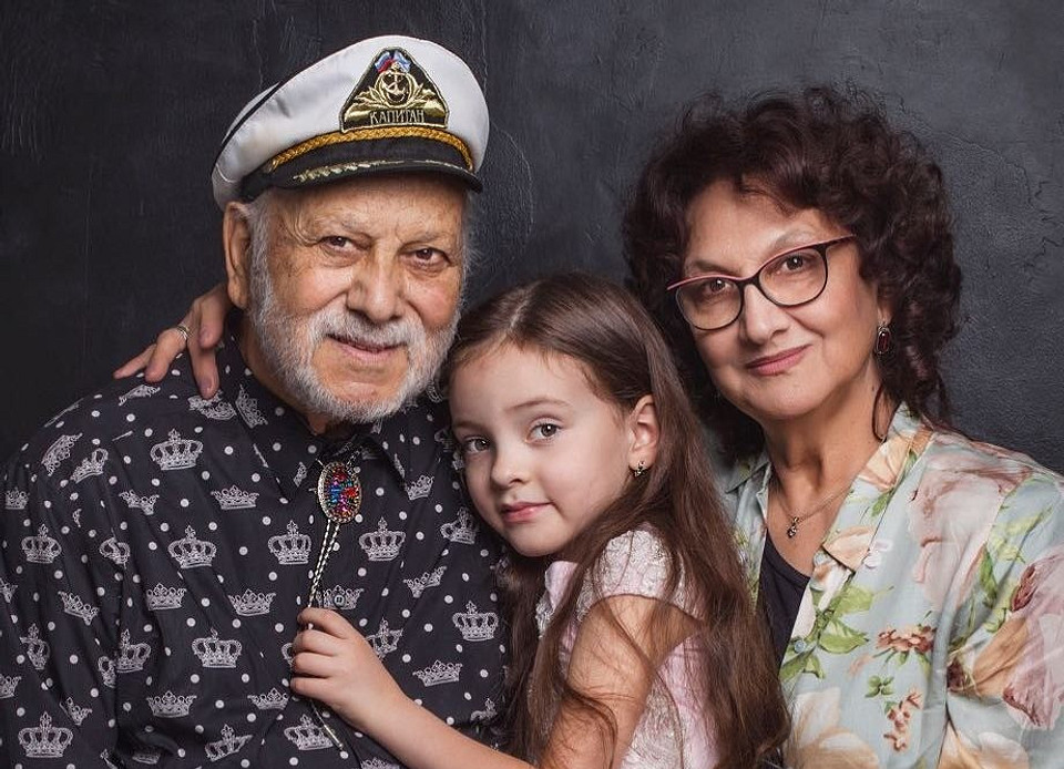 Алла-Виктория с дедушкой и тетей