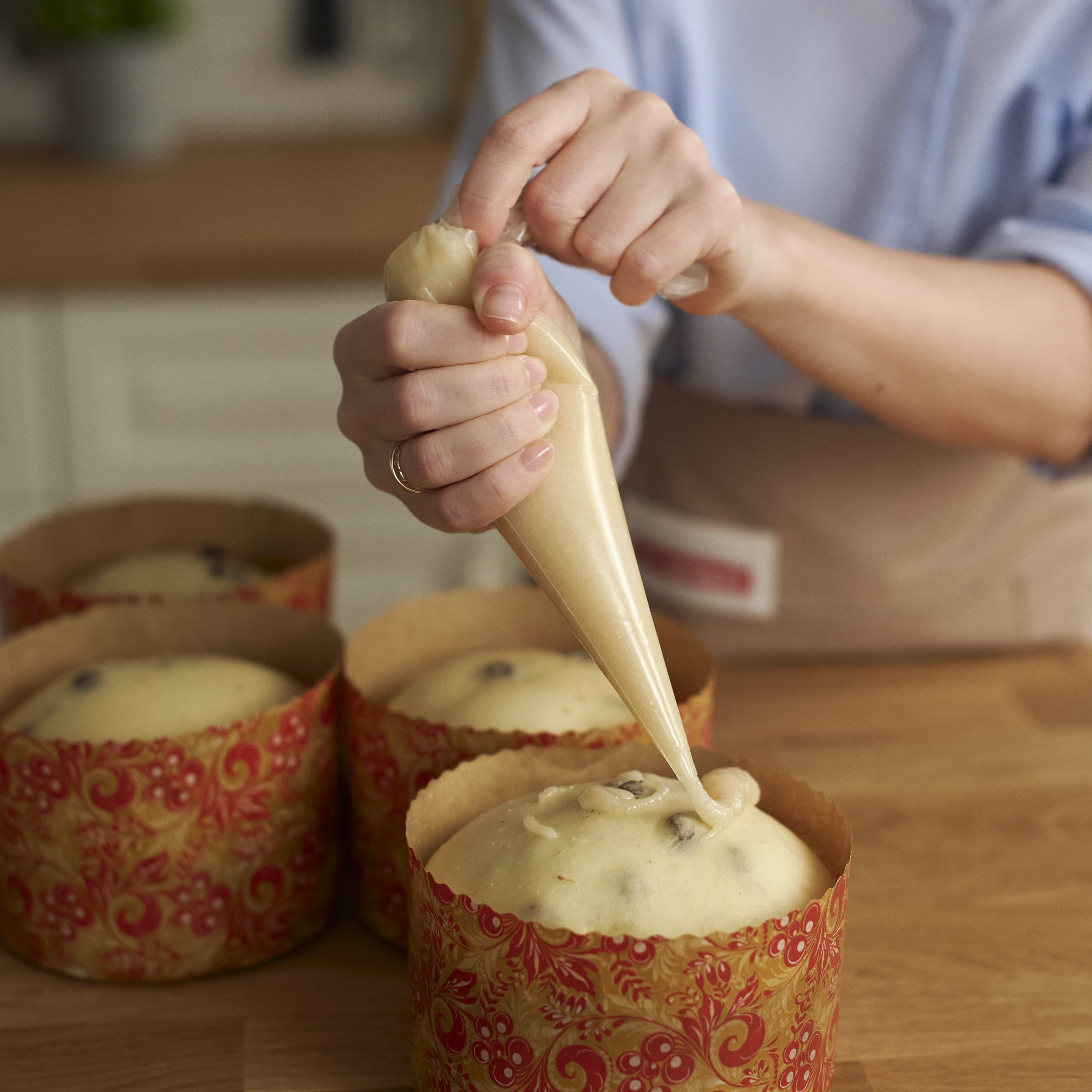 Пока куличи поднимаются, приготовь сахарно-миндальную «тигру». Перемешай все ингредиенты до однородной массы. Полученную смесь переложи в кондитерский мешок и убери в холодильник.
Когда т...