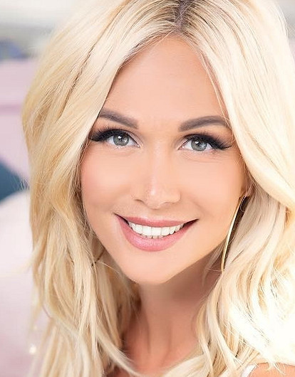 Виктория Лопырева похвасталась идеальной фигурой в купальнике