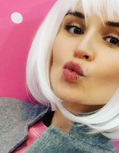 Полина Гагарина поделилась фото без макияжа (и с короной на голове)