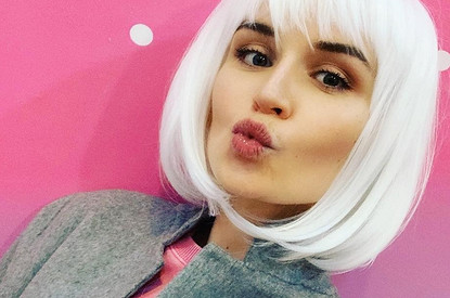 Полина Гагарина поделилась фото без макияжа (и с короной на голове)