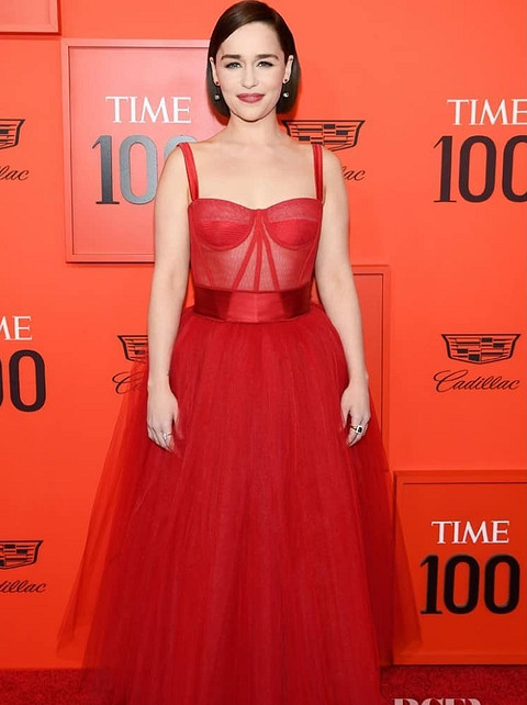 Звезда сериала «Игра престолов» мимикрирует под красную дорожку в платье Dolce&Gabbana. Хорошая попытка, Эмили, но мы тебя все равно заметили.
