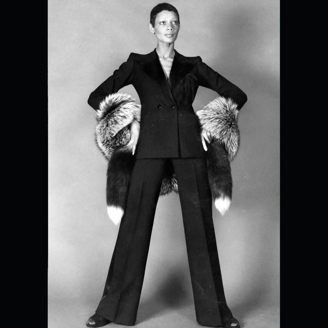 1960-е годы стали временем сексуальной революции и второй волны феминизма. В это время девушкам и женщинам нужна была униформа, которая отражала бы их независимость. Такую униформу — «Le... 1960-е годы стали временем сексуальной революции и второй волны феминизма. В это время девушкам и женщинам нужна была униформа, которая отражала бы их независимость. Такую униформу — «Le...