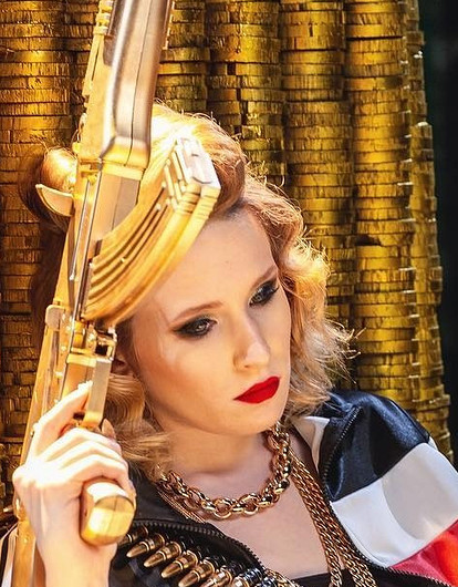 Лиза Монеточка высмеяла «гэнгста-рэперов» в своем новом клипе на песню «Нимфоманка»