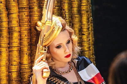 Лиза Монеточка высмеяла «гэнгста-рэперов» в своем новом клипе на песню «Нимфоманка»