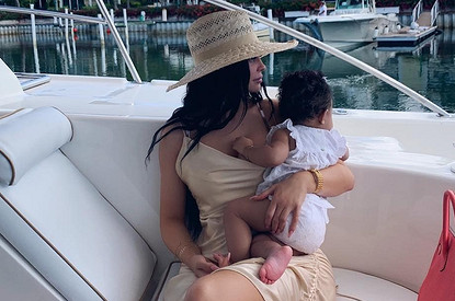 Дочка Кайли Дженнер играет с сумкой за 1 миллион рублей