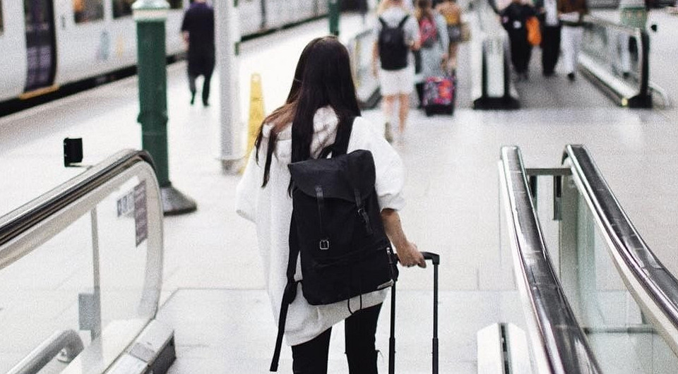 9 стильных рюкзаков для путешествия налегке