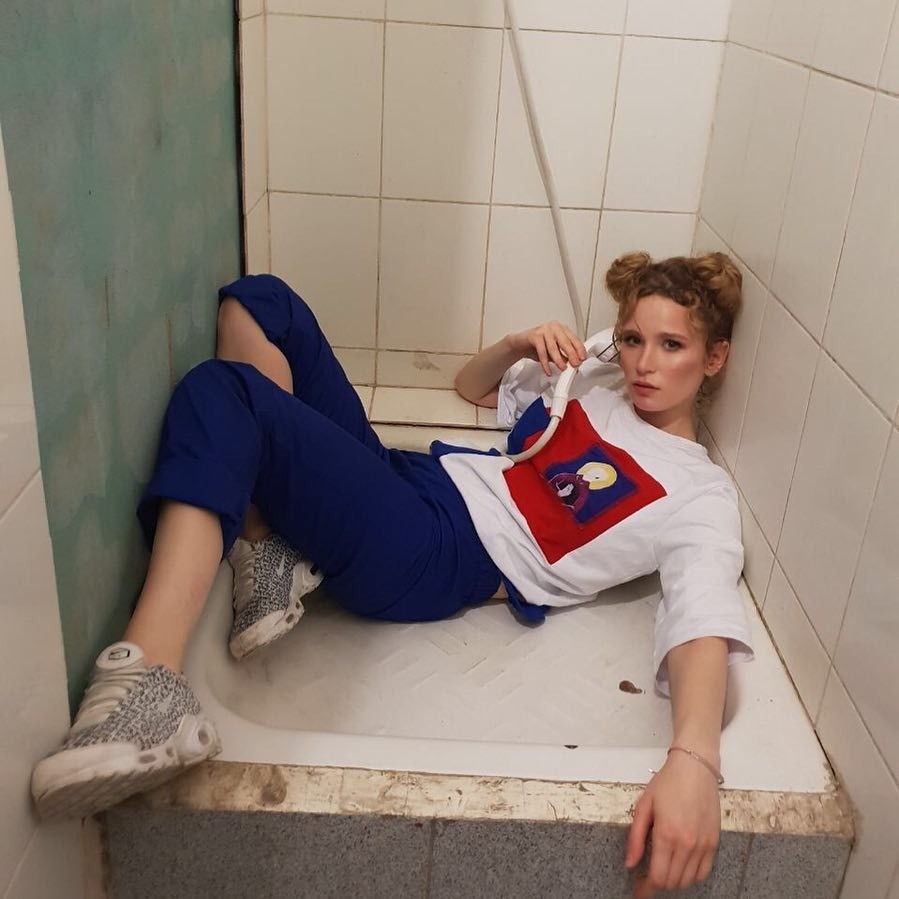 В финале истории выясняется, что все персонажи, которые голосом Монеточки просят «залезть к ним в сердце и вылизать душу», сами того не зная, являются частью эксперимента. В этот момент с...