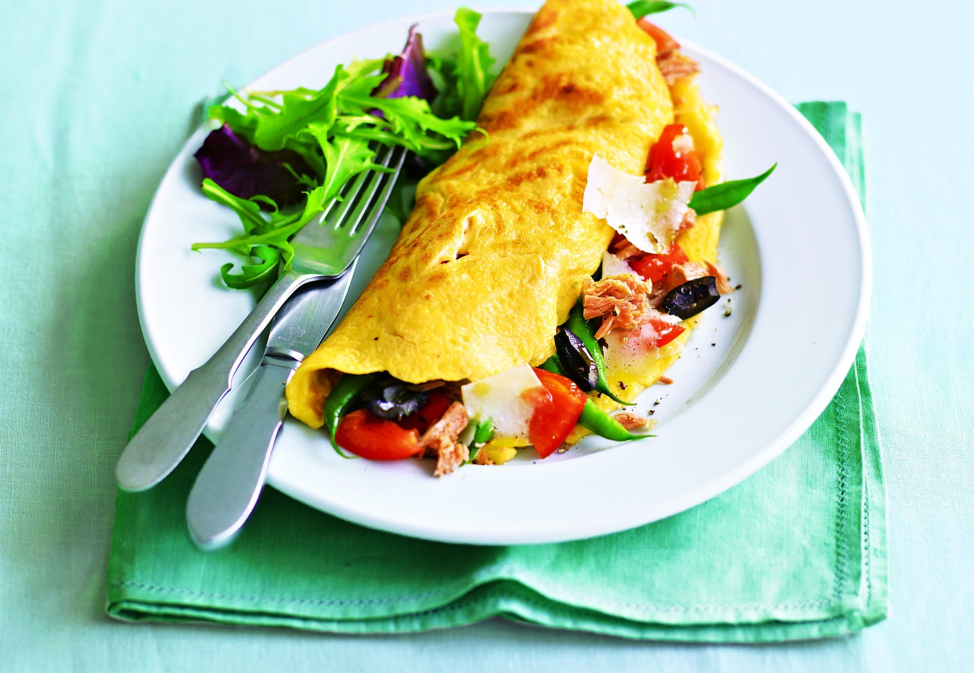 Завтрак для двоих: рецепт омлетов с тунцом и овощами
