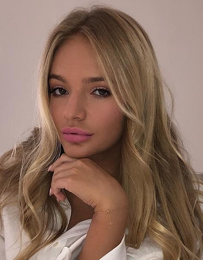 Лиза Пескова троллит подписчиков «олигархическим образом жизни аристократов»