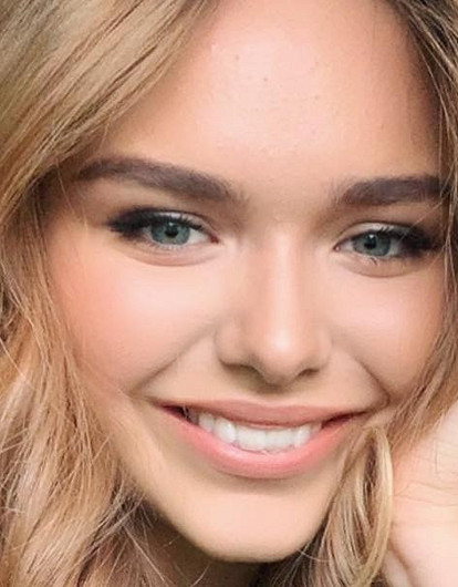 Стеша Маликова показала, как носить бежевый тренч