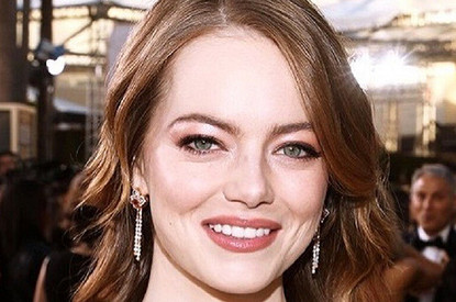 Эмма Стоун «засветила» помолвочное кольцо на пальце 