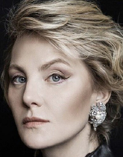 Рената Литвинова разделась, чтобы показать новый способ носить платья