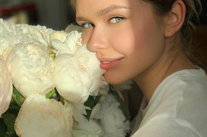 Стеша Маликова удивила откровенным нарядом с глубоким декольте