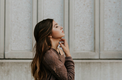 Тейпирование лица: хайповый способ избавиться от морщин