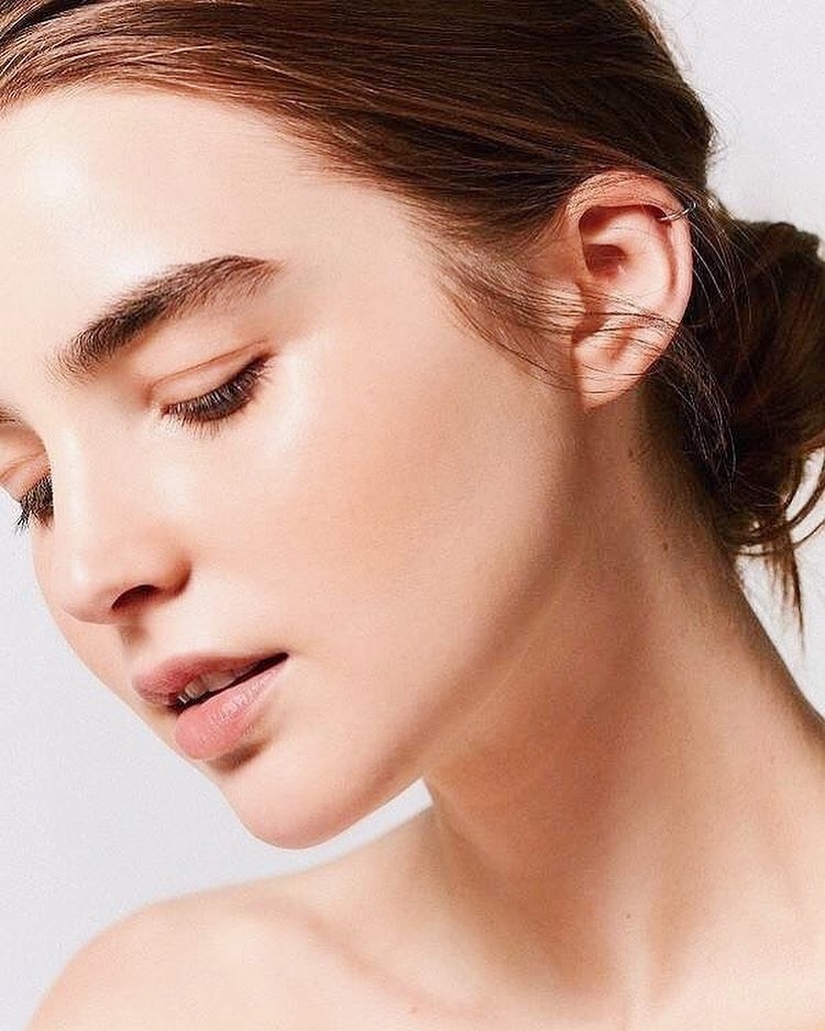 Тейпирование лица: хайповый способ избавиться от морщин