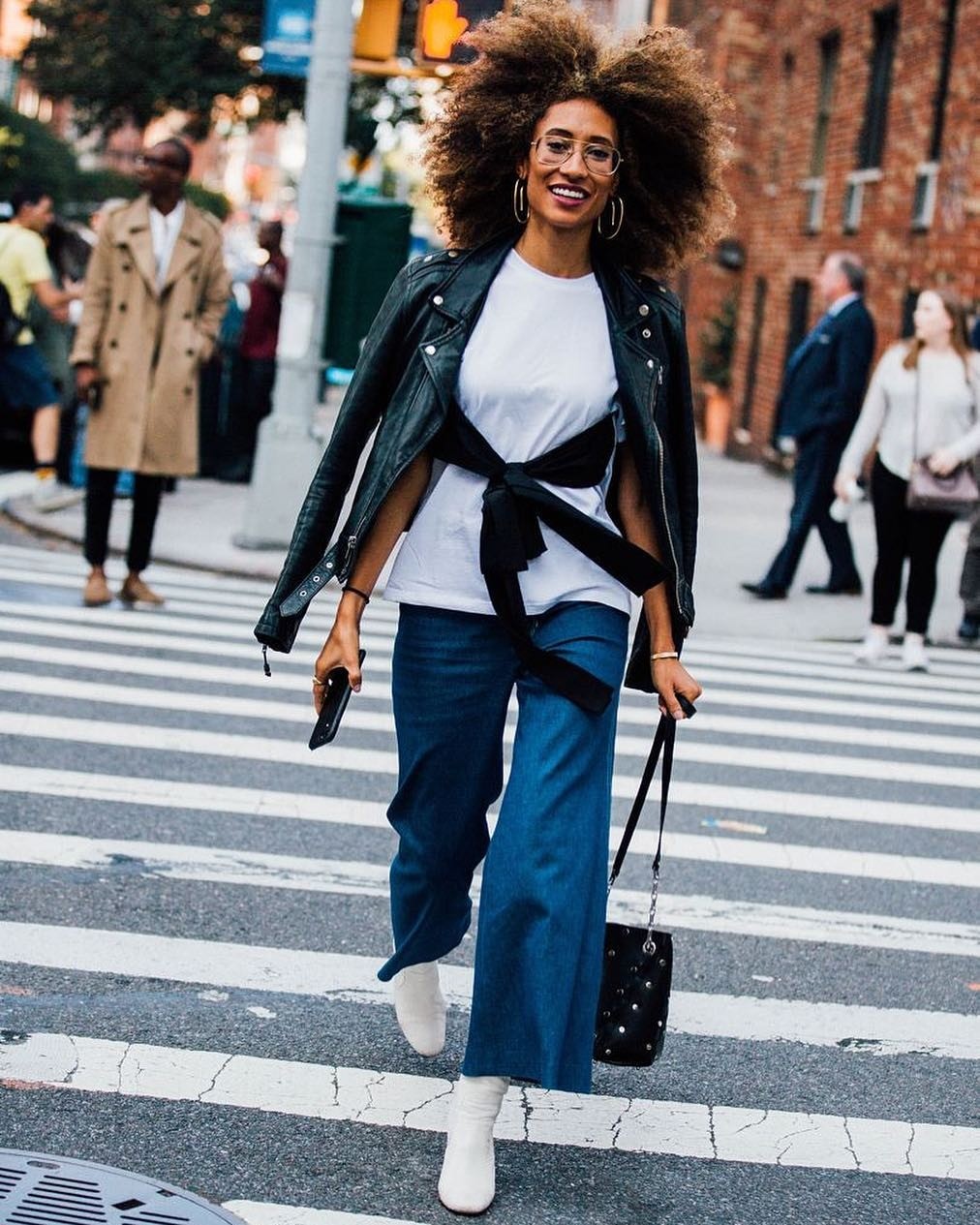 С расклешенными джинсами буде С расклешенными джинсами буде