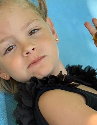 Дочь Тимати повеселила пользователей Сети сценкой в мамином бюстгальтере