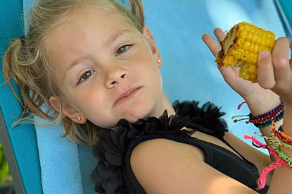 Дочь Тимати повеселила пользователей Сети сценкой в мамином бюстгальтере