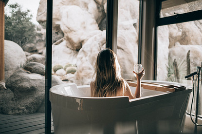 Нашпионили: что лежит в ванной у звезд и блогеров