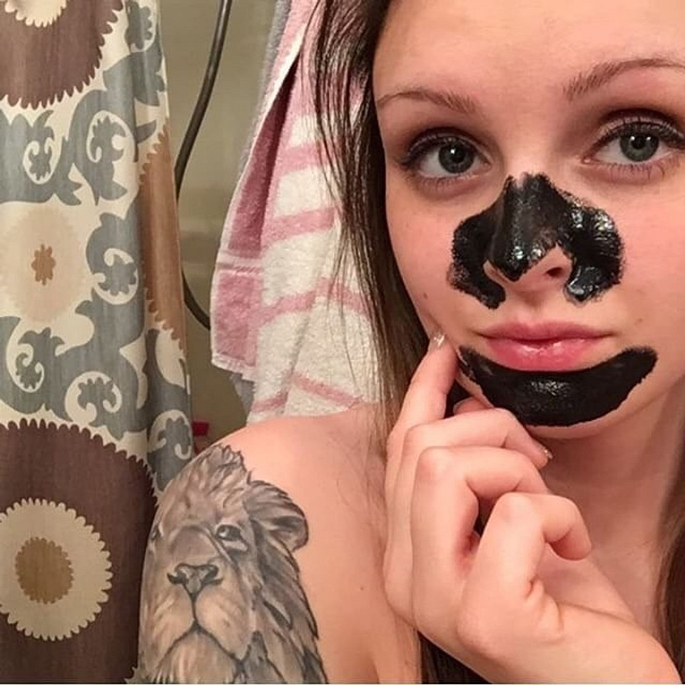Черная маска для лица, которая обошла весь Instagram: как она работает на самом деле