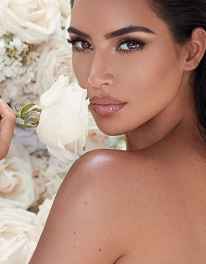 Ким Кардашьян опубликовала фото новорожденного сына (и назвала его имя)