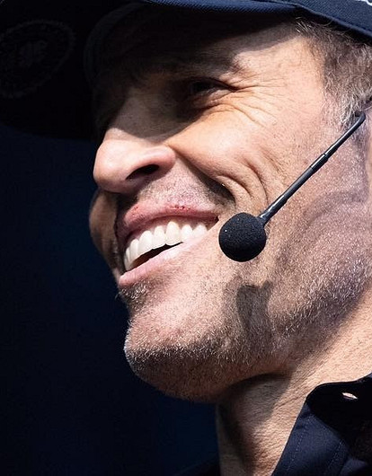 Коуча Тони Роббинса обвинили в домогательствах