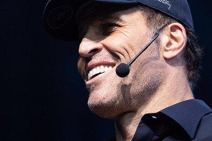 Коуча Тони Роббинса обвинили в домогательствах