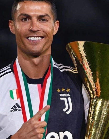 Криштиану Роналду ударил чемпионским кубком сына и возлюбленную