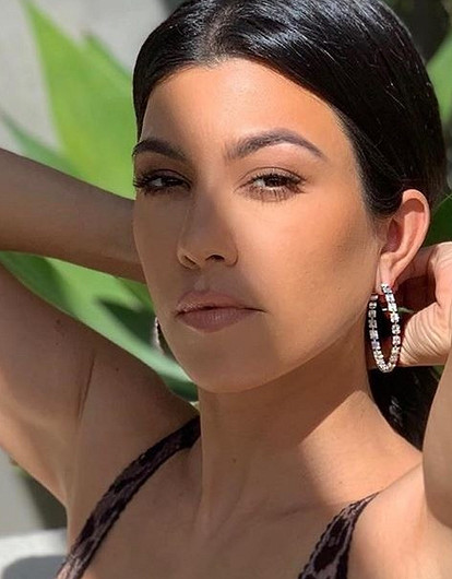 Кортни Кардашьян поделилась соблазнительным видео с девушками в бикини