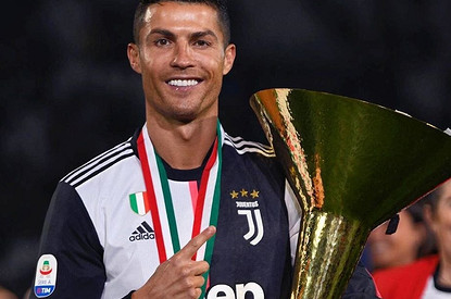 Криштиану Роналду ударил чемпионским кубком сына и возлюбленную