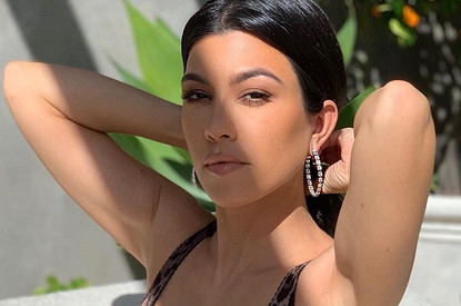 Кортни Кардашьян поделилась соблазнительным видео с девушками в бикини