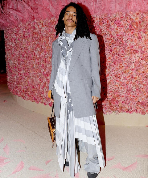 А вот начинающий стилист и трендсеттер Лука Саббат в платье из вышеупомянутой коллекции Louis Vuitton. Удачная смесь стиля «уличного нидзя» и классического пиджака.
