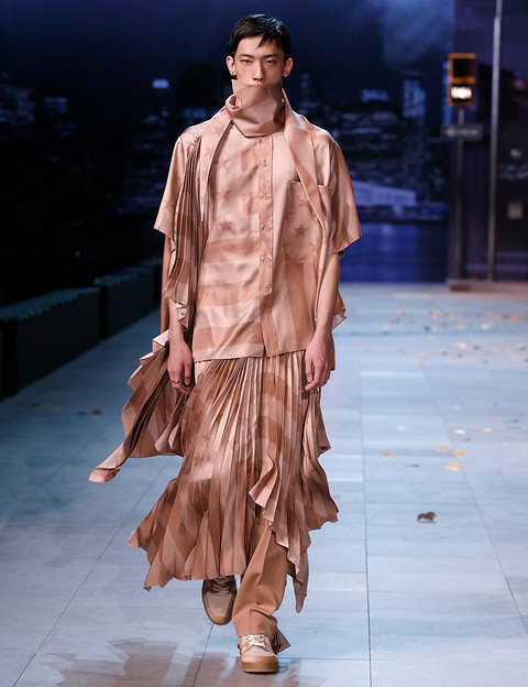 Вирджил Абло, креативный директор мужской линии Louis Vuitton, представил в осенне-зимней коллекции 2019 несколько мужских платьем и юбок. Честно скажем, супер! И совсем не женственно.