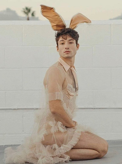 Актер Эзра Миллер позировал на фотосессии для журнала Playboy в воздушном прозрачном бежевом платье с оборками, кружевном боди и кроличьими ушками.