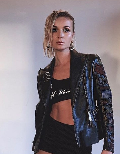 Полина Гагарина страдает от того, что ее «роскошное тело» не может загореть в Подмосковье