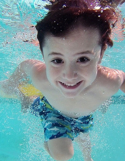 Как научить ребенка плавать (спойлер: к отпуску как раз успеешь)