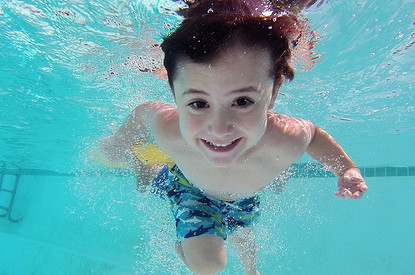 Как научить ребенка плавать (спойлер: к отпуску как раз успеешь)