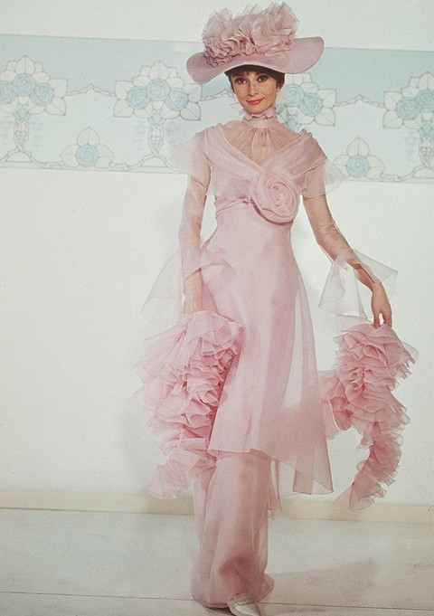 В фильме «Моя прекрасная леди» (1964) Одри исполняла роль молодой девушки Элизы Дулиттл. В картине актриса примерила на себя несколько роскошных платьев и шляпок, созданных по эскизам зна...