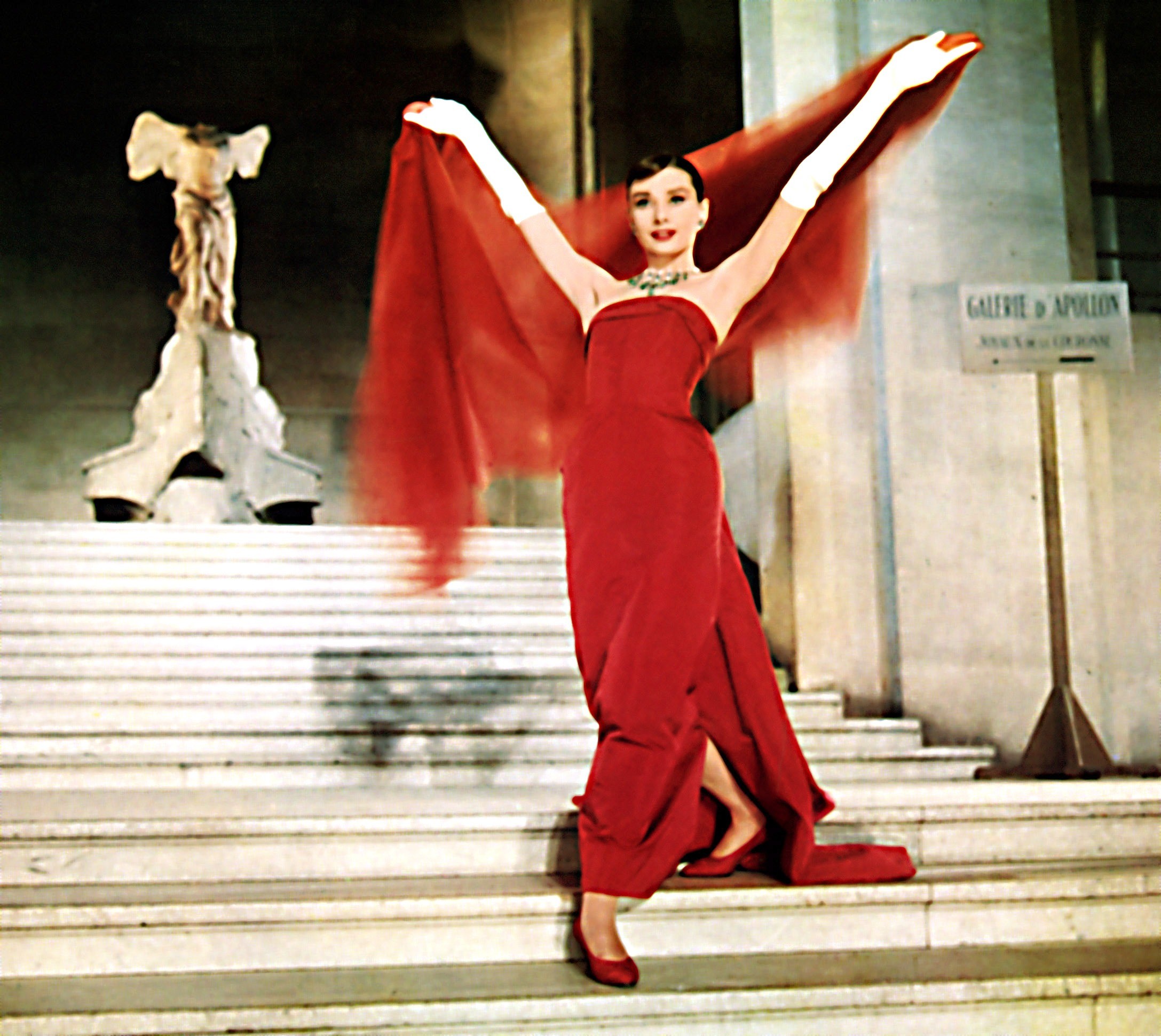 За это красное платье Юбер де Живанши получил номинацию на Оскар в категории «Лучшие костюмы» (но победу не одержал). В нем Одри Хепберн появилась в фильме «Забавная мордашка» (1957), одн...
