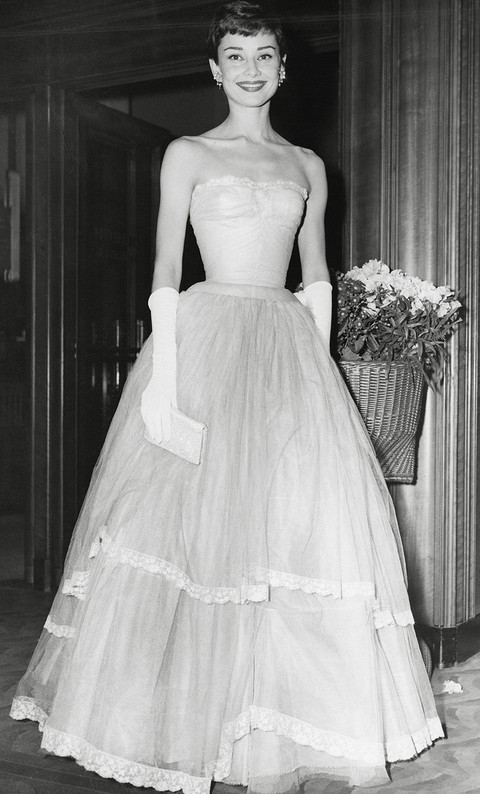 Одри Хепберн была поклонницей платьев с воротом-лодочкой или с открытыми плечами. Оголенные плечи и ключицы актриса всегда уравновешивала перчатками до локтя.