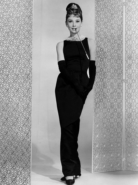 Культовый образ Одри Хепберн, который все знают по «Завтра у Тиффани» (1961) — это высокая прическа, перчатки и легендарное черное платье Givenchy. Образ Холли Голайтли сразу стал канонич...