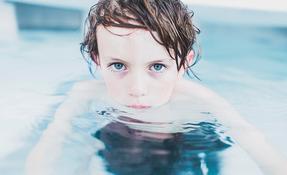 Как научить ребенка плавать (спойлер: к отпуску как раз успеешь)